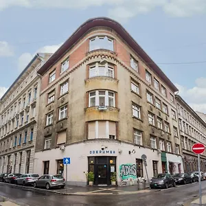 3 Bedrooms Bright Flat In The Heart Of The -free Parking Need Reservation Apartment